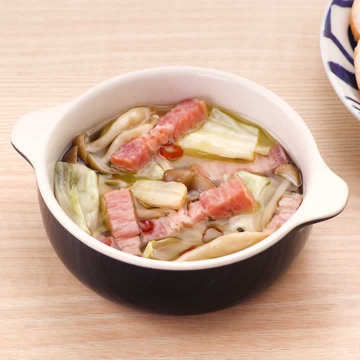 しめじとキャベツとベーコンのアヒージョ