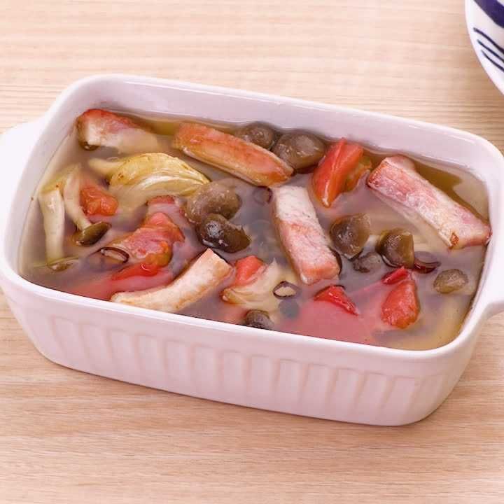 しめじとトマトとベーコンのアヒージョ