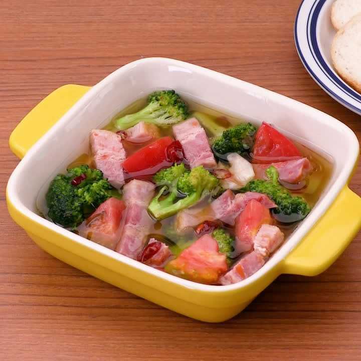 ブロッコリーとトマトのアヒージョ