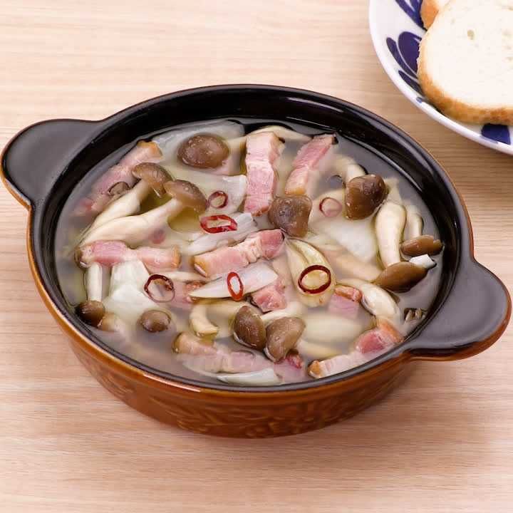 しめじと玉ねぎとベーコンのアヒージョ