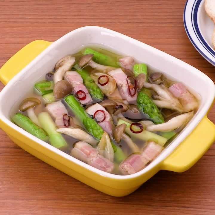 しめじとアスパラとベーコンのアヒージョ