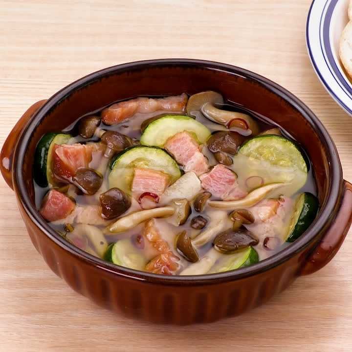 しめじとズッキーニとベーコンのアヒージョ