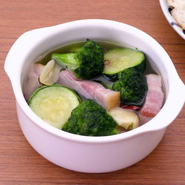 ブロッコリーとズッキーニのアヒージョ