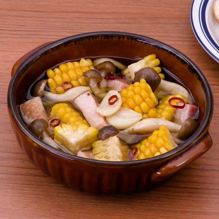 しめじととうもろこしとベーコンのアヒージョ