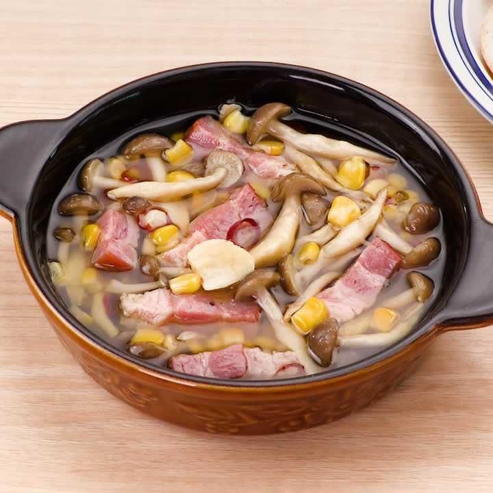 しめじとコーンとベーコンのアヒージョ