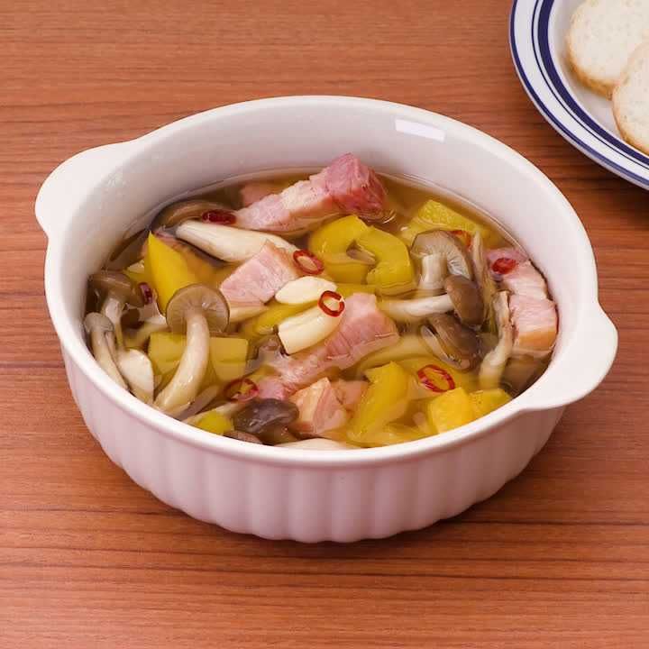 しめじとパプリカとベーコンのアヒージョ