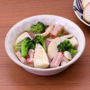 ブロッコリーとたけのこのアヒージョ