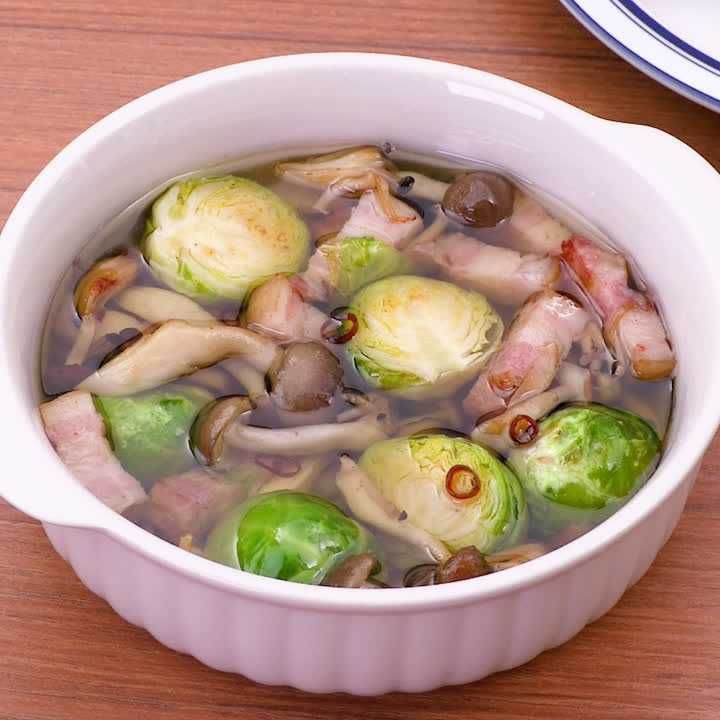 しめじと芽キャベツとベーコンのアヒージョ