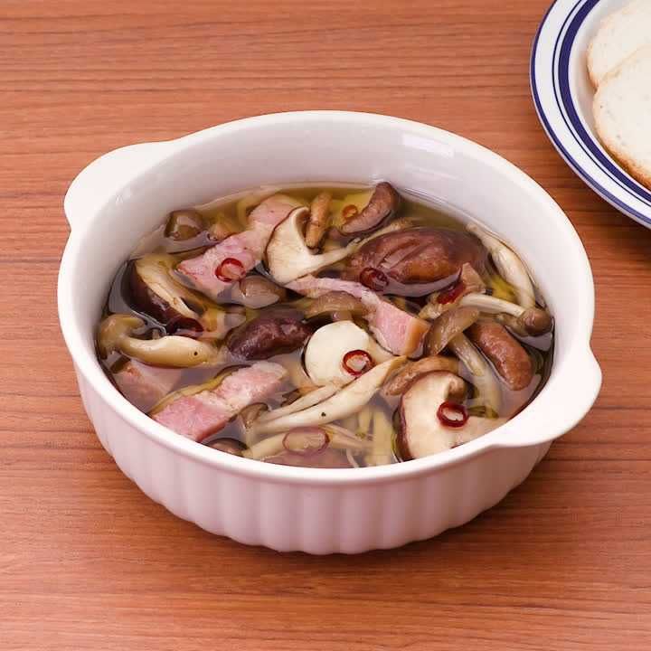 しめじとしいたけとベーコンのアヒージョ