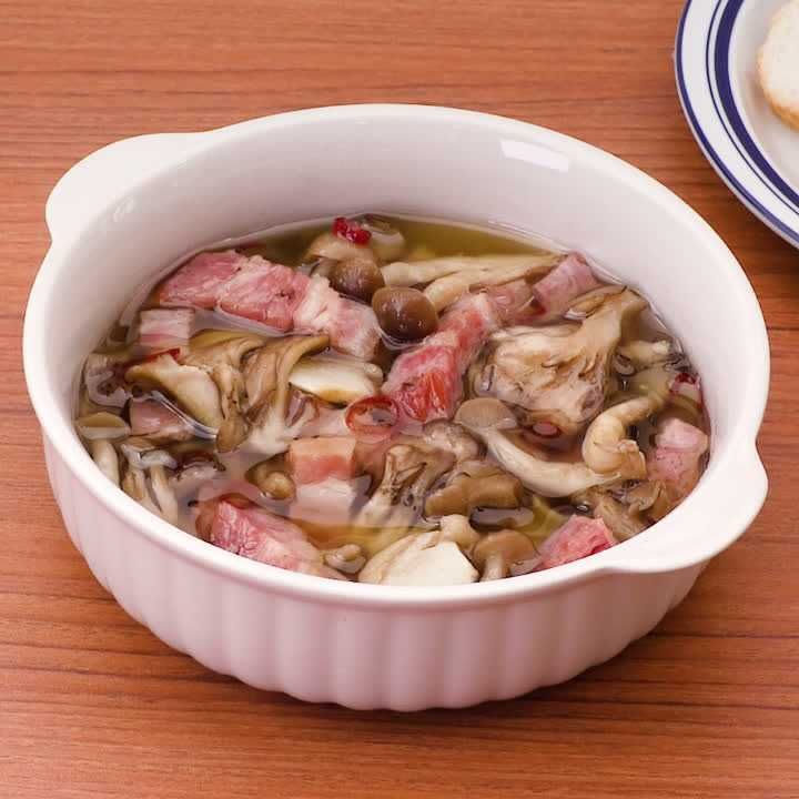 しめじと舞茸とベーコンのアヒージョ