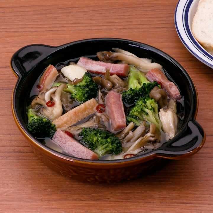 ブロッコリーとまいたけのアヒージョ