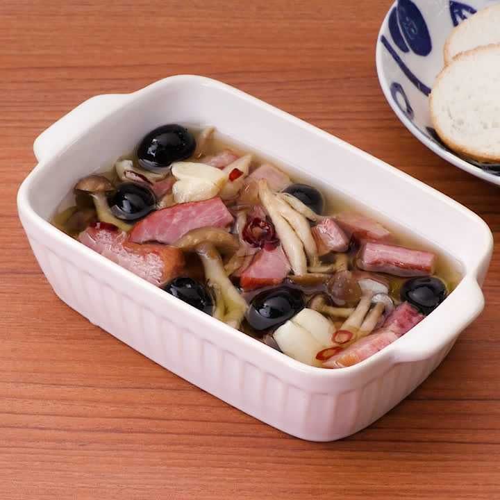 しめじとオリーブとベーコンのアヒージョ