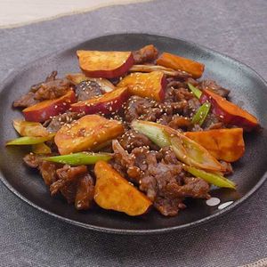 「牛肉とさつまいもの韓国風炒め」のレシピ動画