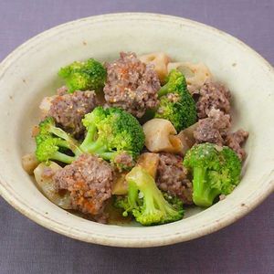 「ひき肉とれんこんのピリ辛味噌蒸し」のレシピ動画