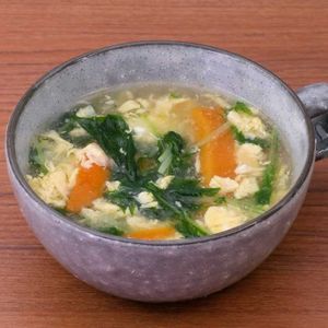 水菜とにんじんの中華卵スープ