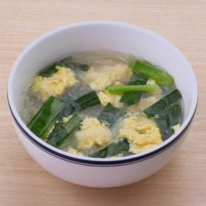 「ニラの春雨たまごスープ」のレシピ動画