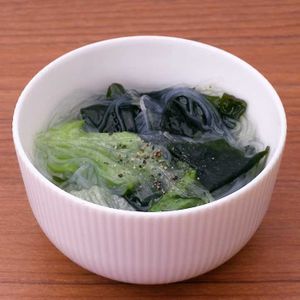 レタスとわかめの春雨スープ