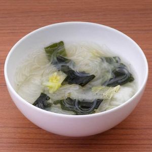白菜とわかめの春雨スープ
