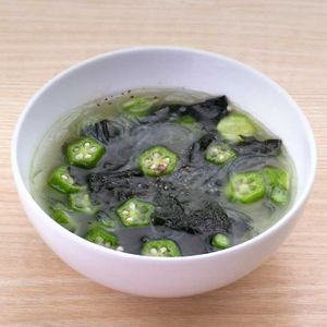 わかめとオクラの春雨スープ