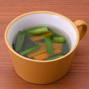 ニラとにんじんの生姜中華スープ