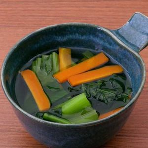 「小松菜とにんじんの生姜中華スープ」のレシピ動画