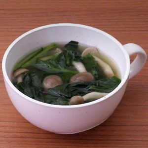 「ほうれん草としめじの生姜中華スープ」のレシピ動画