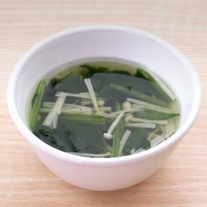 「ほうれん草とえのきの生姜中華スープ」のレシピ動画