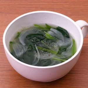 ほうれん草と玉ねぎの生姜中華スープ