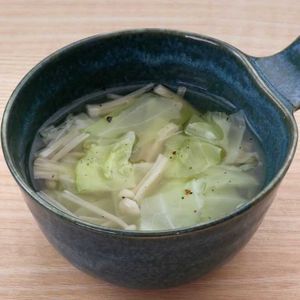 「キャベツとえのきの生姜中華スープ」のレシピ動画