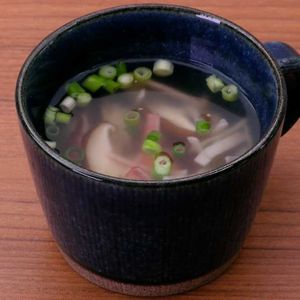 「かにかまぼことしいたけの生姜中華スープ」のレシピ動画