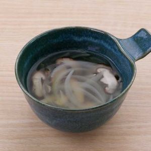 「しいたけと玉ねぎの生姜中華スープ」のレシピ動画