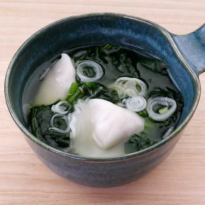 ほうれん草とねぎの餃子スープ