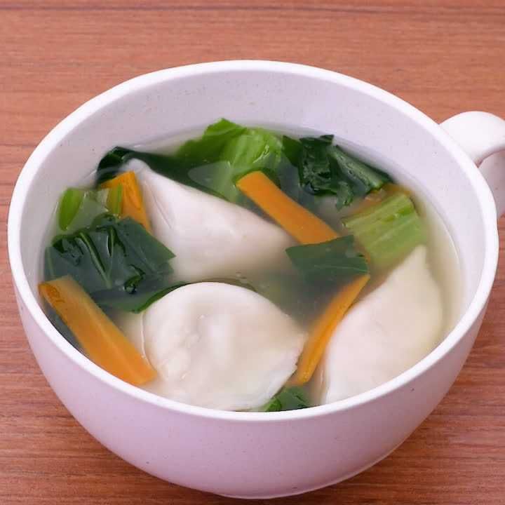 チンゲン菜とにんじんの餃子スープ