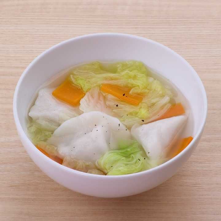 白菜とにんじんの餃子スープ