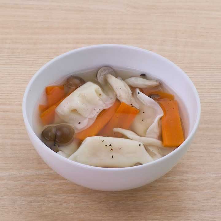 しめじとにんじんの餃子スープ