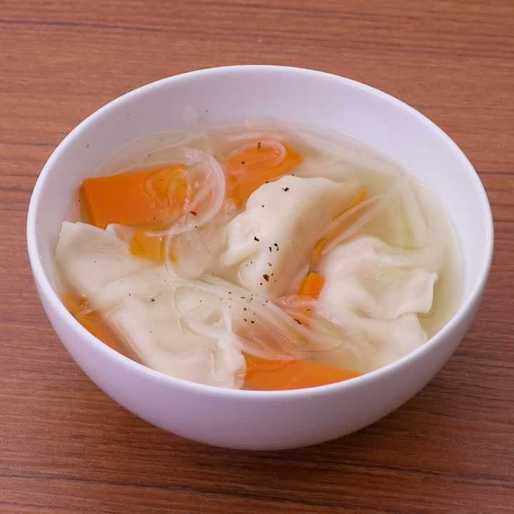 玉ねぎとにんじんの餃子スープ