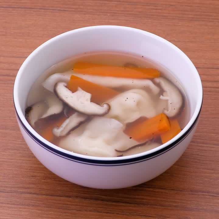 しいたけとにんじんの餃子スープ