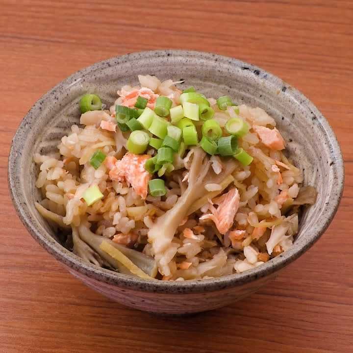 鮭とまいたけのしょうが炊き込みご飯