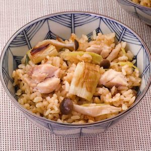 「焼きねぎとしめじの炊き込みご飯」のレシピ動画
