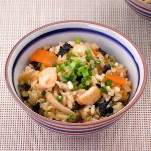 「しめじと韓国のりの炊き込みご飯」のレシピ動画