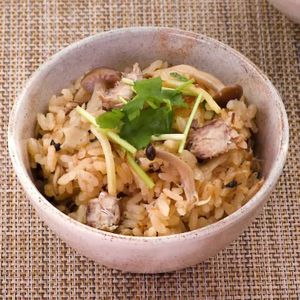 「しめじとさば缶の炊き込みご飯」のレシピ動画
