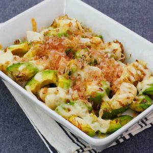 「長芋とアボカドのおかかチーズ焼き」のレシピ動画