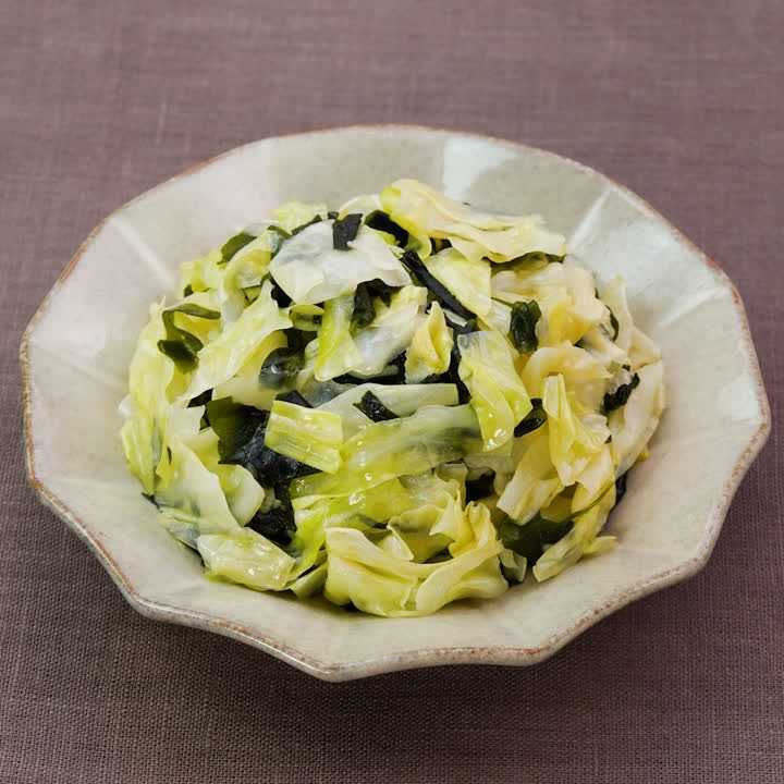 キャベツとわかめのうま塩あえ