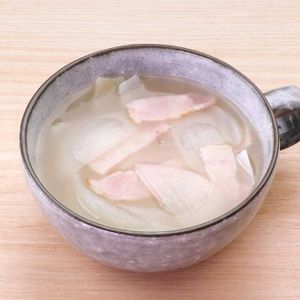 「玉ねぎとベーコンのコンソメスープ」のレシピ動画