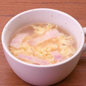 「たまごとベーコンのコンソメスープ」のレシピ動画