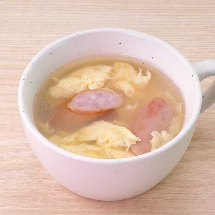 卵とソーセージのコンソメスープ