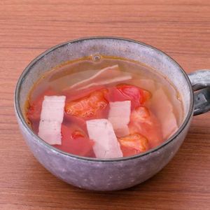 「トマトとベーコンのあっさりコンソメスープ」のレシピ動画