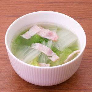 「白菜とベーコンのコンソメスープ」のレシピ動画