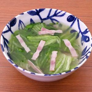 「レタスとベーコンのシンプルコンソメスープ」のレシピ動画