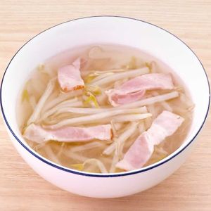 「もやしとベーコンのあっさりコンソメスープ」のレシピ動画
